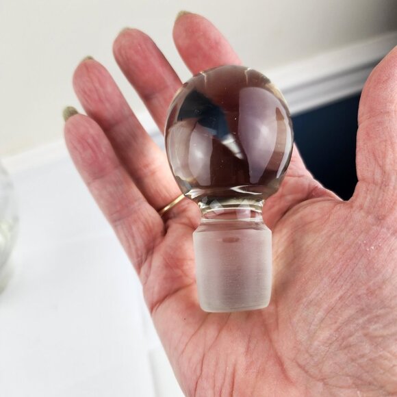 Crystal Etched Vintage Wine Decanter With Stopper - Picture 5 of 9